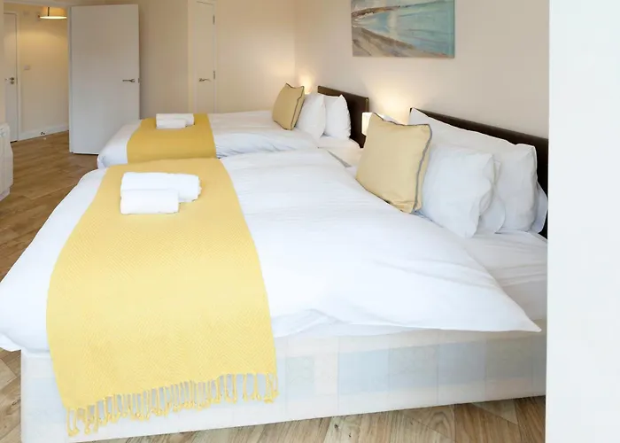 Stayzo Castle Point 6 Apartment - Premier Lodge