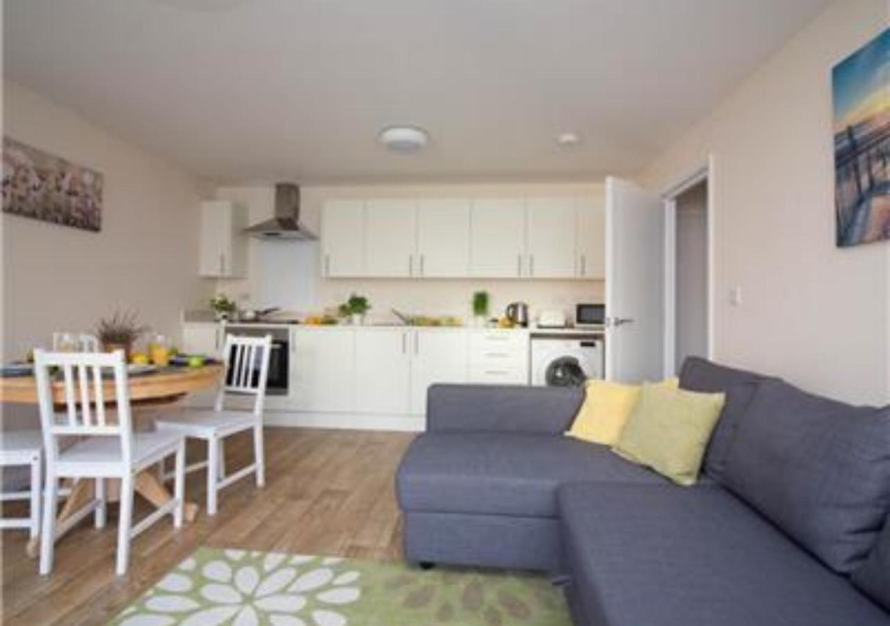 Stayzo Castle Point 6 - Premier Apartment *